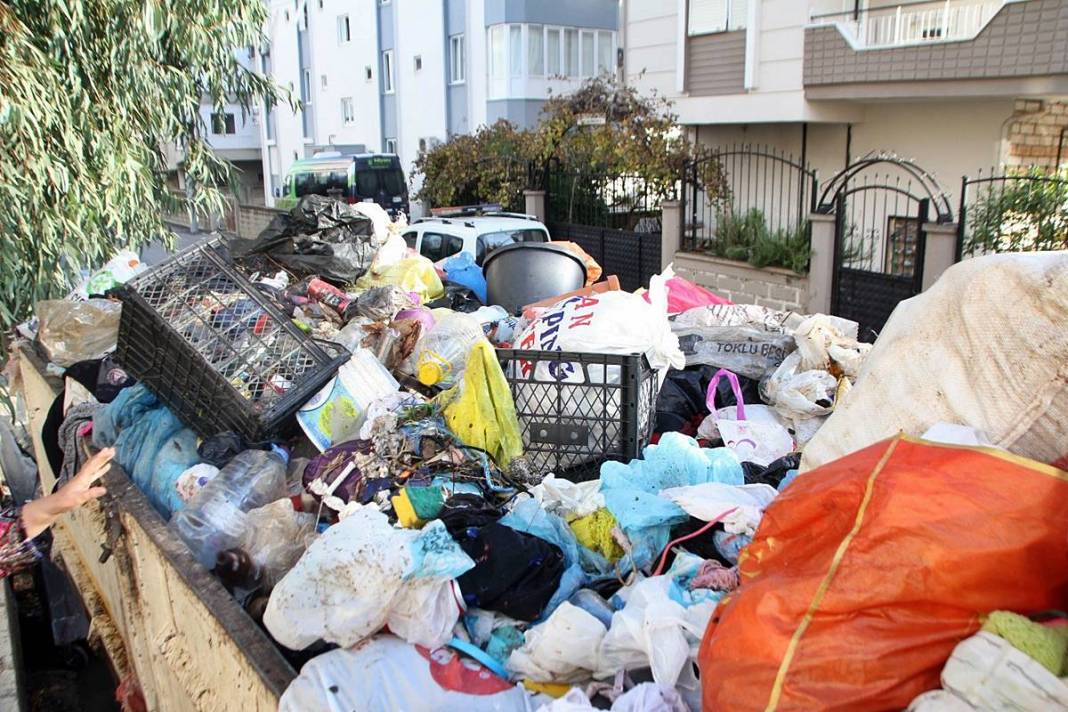 Bütün apartman 10 yıldır çöp kokusuyla yaşıyordu: İki kamyonla anca taşındı! Mide bulandıran görüntüler 9